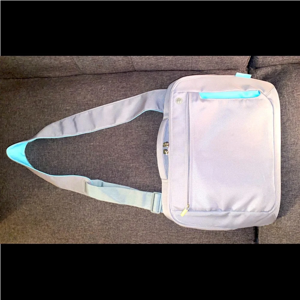 Belkin 17” notebook messenger bag. Cushioned compartment for laptop.